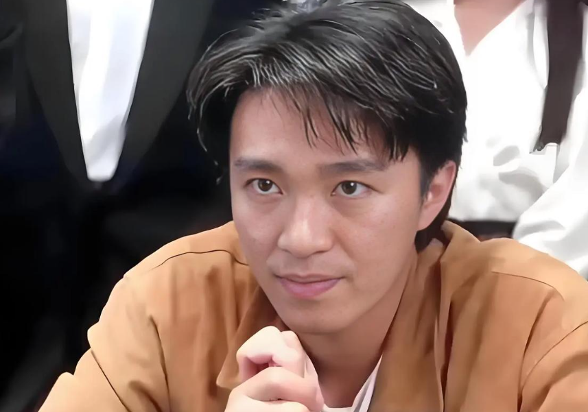 周星驰是华语影坛极具影响力的喜剧大师，以其独特的无厘头表演风格和深厚的导演才华，成为一代人的青春记忆，并在华语电影史上留下了浓墨重彩的一笔