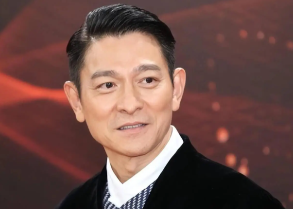 刘德华是华语娱乐圈的标志性人物，在影视与音乐领域均取得了卓越成就