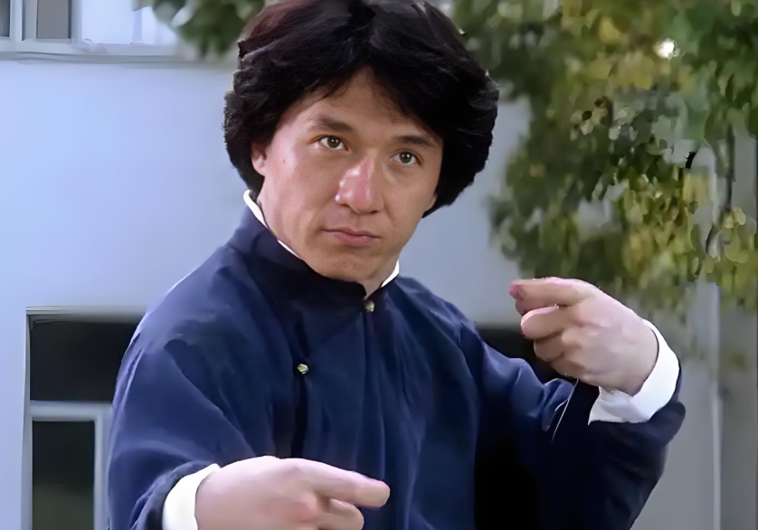 成龙（Jackie Chan）是国际知名的华语影视男演员、电影导演、流行乐歌手、制片人及编剧，被誉为“功夫喜剧之王”