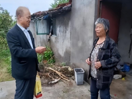 孙纯孝在中医药领域利用山区资源养殖蝎子取得了卓越成就