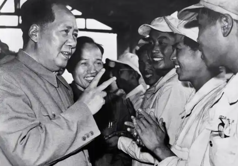 毛泽东的《为女民兵题照》书法作品气势豪迈、洒脱奔放